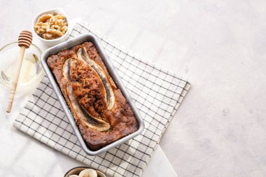 Muzlu çikolatalı ekmek, metalik kabartma kalıbında ceviz, gri tarafsız arka plan, üst görünüm.