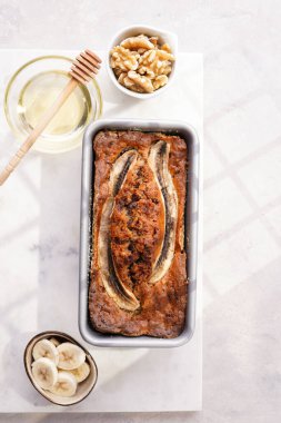 Muzlu çikolatalı ekmek ve metalik kabartma kalıbı gri nötr arka planda yaratıcı ışıklandırmayla, üst görünümde.