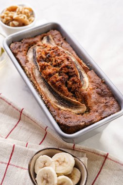 Muzlu çikolatalı ekmek ve metalik kabartma kalıbı gri nötr arka planda yaratıcı ışıklandırmayla