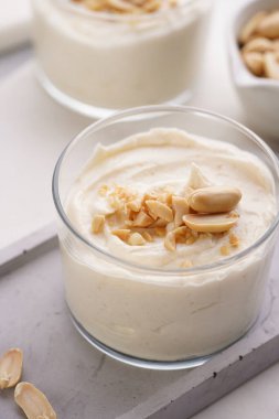 Beton tepside kremalı yoğurtlu tatlı, krem peynir ve fıstık ezmesi.