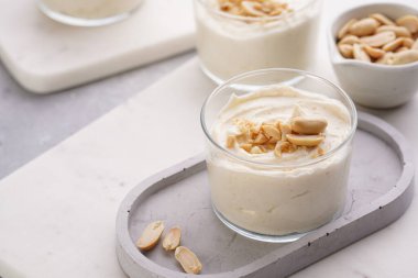 Beton tepside kremalı yoğurtlu tatlı, krem peynir ve fıstık ezmesi.