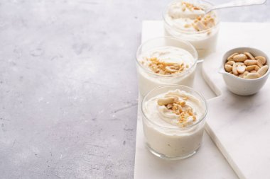 Mermer tepside kremalı yoğurtlu tatlı, krem peynir ve fıstık ezmesi, kopyalama alanı.