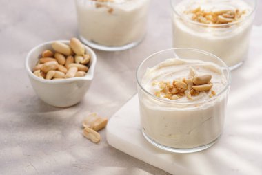 Kremalı yoğurtlu tatlı, krem peynir ve mermer tepside fıstık ezmesi.