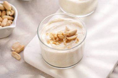 Kremalı yoğurtlu tatlı, krem peynir ve mermer tepside fıstık ezmesi.