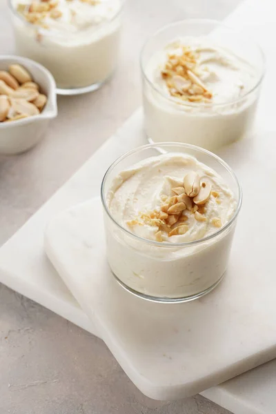 Sobremesa Cremosa Iogurte Leiteiro Com Mascarpone Creme Queijo Manteiga Amendoim — Fotografia de Stock