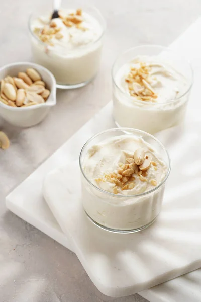 Sobremesa Cremosa Iogurte Leiteiro Com Mascarpone Creme Queijo Manteiga Amendoim — Fotografia de Stock