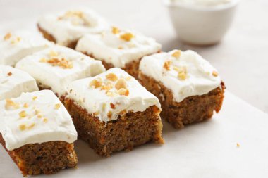 Ev yapımı havuçlu cevizli kek, topraklanmış badem, fındıklı ve mermer tahtada beyaz krem peynirli.