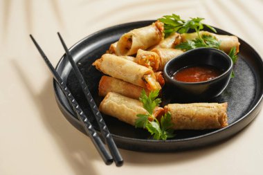 Geleneksel Güneydoğu Asya başlangıç yemeği bahar ya da yaz börekleri - tatlı ekşi soslu ve siyah çubuklu taze kişniş ile doldurulmuş bol kızarmış Dim Sum köftesi