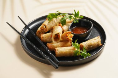 Geleneksel Güneydoğu Asya başlangıç yemeği bahar ya da yaz börekleri - tatlı ekşi soslu ve siyah çubuklu taze kişniş ile doldurulmuş bol kızarmış Dim Sum köftesi