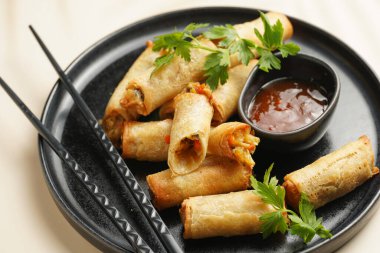 Geleneksel Güneydoğu Asya başlangıç yemeği bahar ya da yaz börekleri - tatlı ekşi soslu ve siyah çubuklu taze kişniş ile doldurulmuş bol kızarmış Dim Sum köftesi