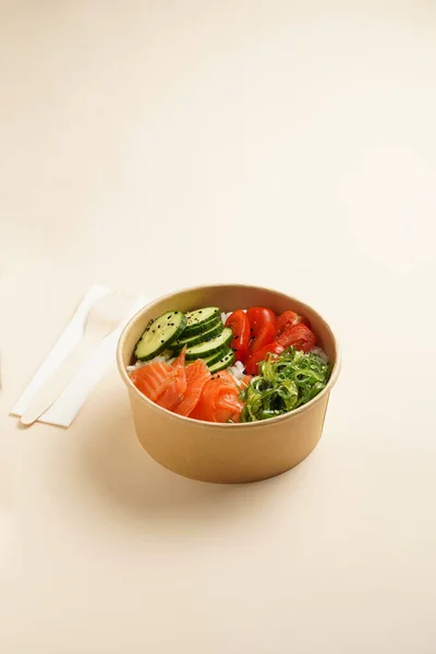 Trendy Wholesome Dish Poke Buddha Bowl Rice Wakame Seaweed Tomatoes — Foto de Stock