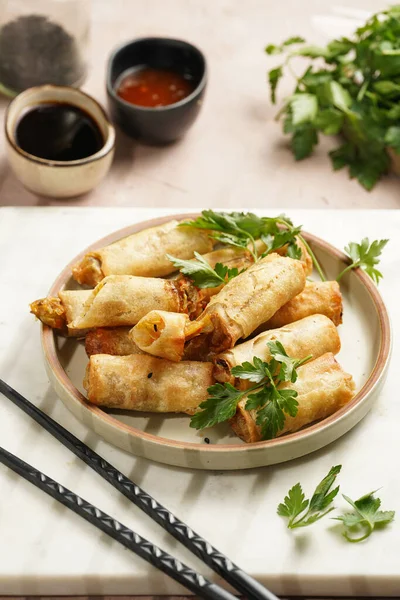 Traditionele Zuidoost Aziatische Voorgerecht Lente Zomer Broodjes Gefrituurde Dim Sum — Stockfoto