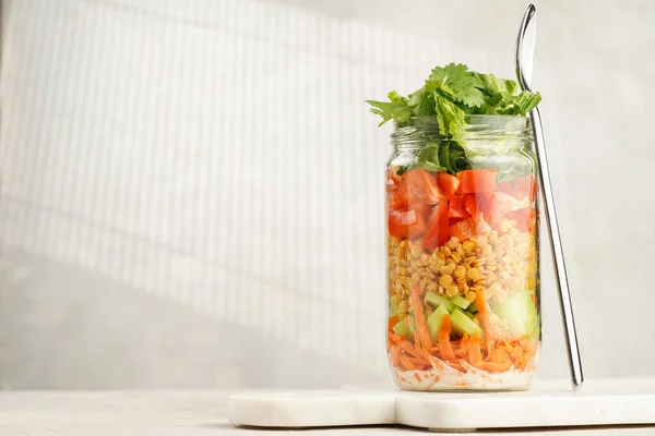 Trendy Fresh Detox Summer Salad Layered Glass Mason Jar Yoghurt — Fotografia de Stock