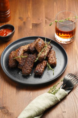 Geleneksel Güney Avrupa derisiz sosisleri kıyma ve siyah tabakta kekik ağacından yapılmıştır.