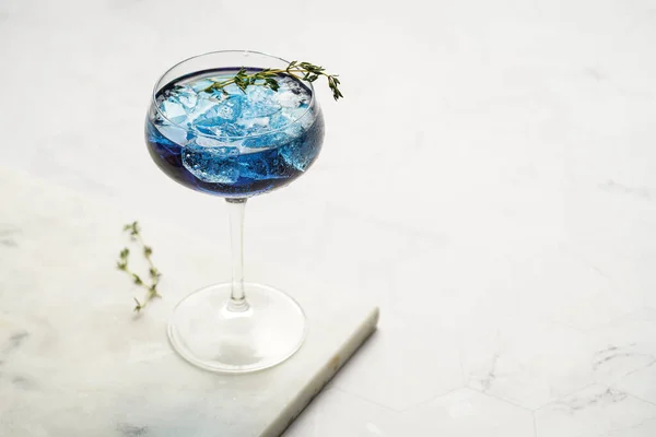 Dark Blue Drink Vintage Glass Sparkling Wine Pea Flower Tea — стоковое фото