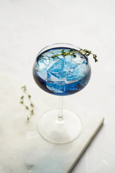 Dark Blue Drink Vintage Glass Sparkling Wine Pea Flower Tea — Stockfoto