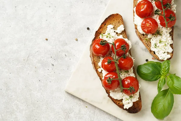 Sandwich Roasted Cherry Tomatoes Branch Fresh Cottage Cheese Green Basil — Stockfoto