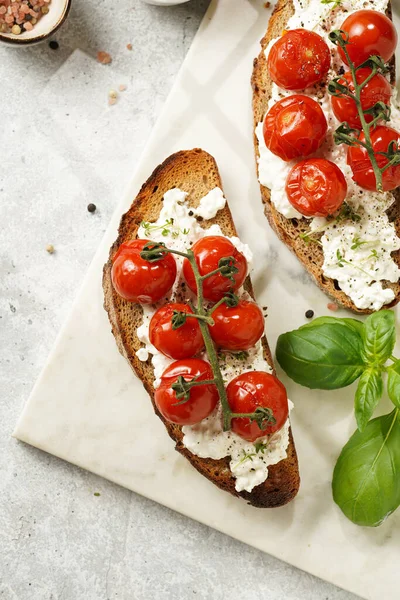 Sandwich Roasted Cherry Tomatoes Branch Fresh Cottage Cheese Green Basil — 图库照片