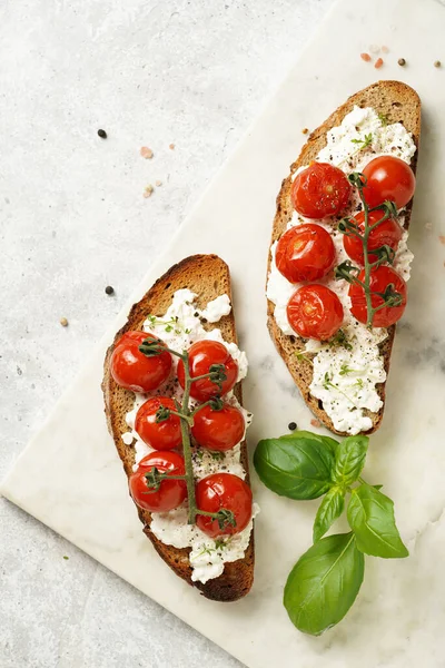 Sandwich Roasted Cherry Tomatoes Branch Fresh Cottage Cheese Green Basil — Fotografia de Stock