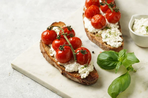 Sandwich Roasted Cherry Tomatoes Branch Fresh Cottage Cheese Green Basil — 图库照片