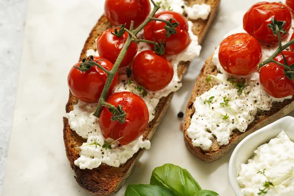 Sandwich Roasted Cherry Tomatoes Branch Fresh Cottage Cheese Green Basil — Foto Stock