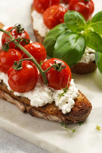 Sandwich Roasted Cherry Tomatoes Branch Fresh Cottage Cheese Green Basil — Foto Stock