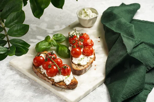 Sandwich Roasted Cherry Tomatoes Branch Fresh Cottage Cheese Green Basil — 图库照片