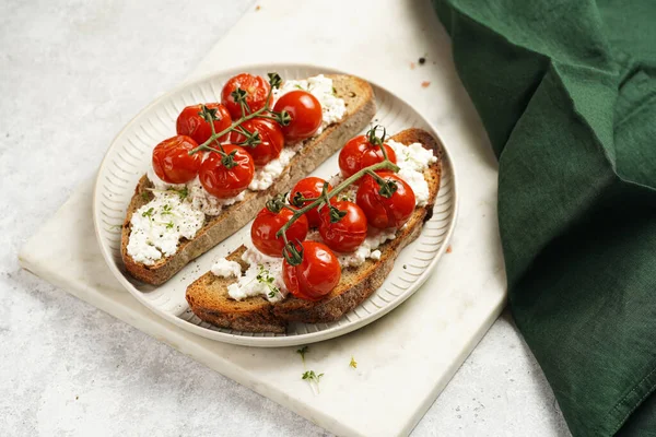 Sandwich Roasted Cherry Tomatoes Branch Fresh Cottage Cheese Green Basil — Fotografie, imagine de stoc