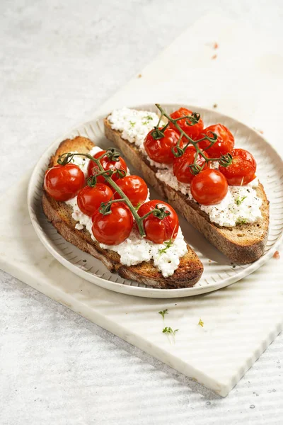 Sandwich Roasted Cherry Tomatoes Branch Fresh Cottage Cheese Green Basil — Foto Stock
