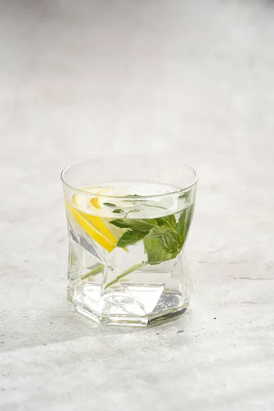 Morning Beverage Glass Lemon Water Fresh Mint Grey Background Space — Stockfoto