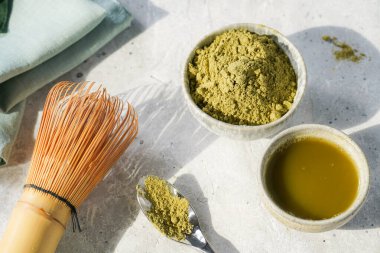 Adım adım matcha latte: buzlu uzun boba çayı bardağı, yeşil çay, süt