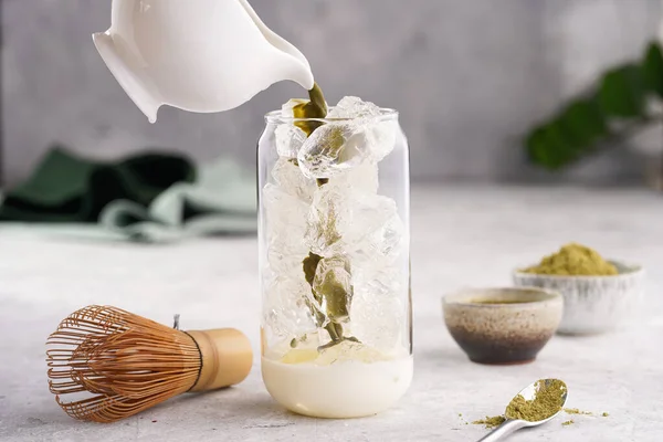 Matcha Tea Öntése Magas Boba Teáspohárba Jéggel Tejjel Matcha Latte — Stock Fotó