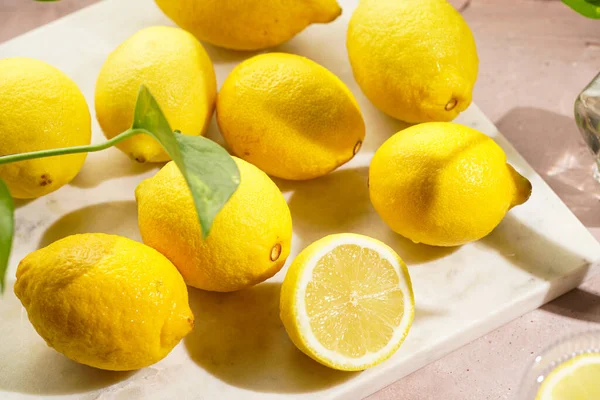 Reggeli Ital Két Pohár Citromos Víz Friss Citrusszeletekkel Sok Citrom — Stock Fotó