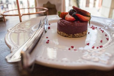 Böğürtlenli ve incirli tatlı