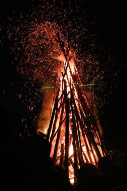 Karpatlar 'da yaz gündönümü için büyük bir şenlik ateşi