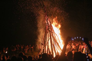 Karpatlar 'da yaz gündönümü için büyük bir şenlik ateşi
