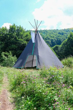 Yazın Karpatlar 'da siyah Hint çadırları