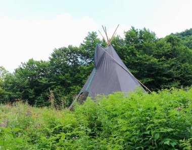 Yazın Karpatlar 'da siyah Hint çadırları