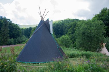 Yazın Karpatlar 'da siyah Hint çadırları