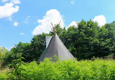 Yazın Karpatlar 'da siyah Hint çadırları