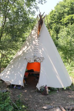 Karpatlar 'da bej renkli Hint çadırı.