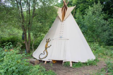 Karpatlar 'da bej renkli Hint çadırı.