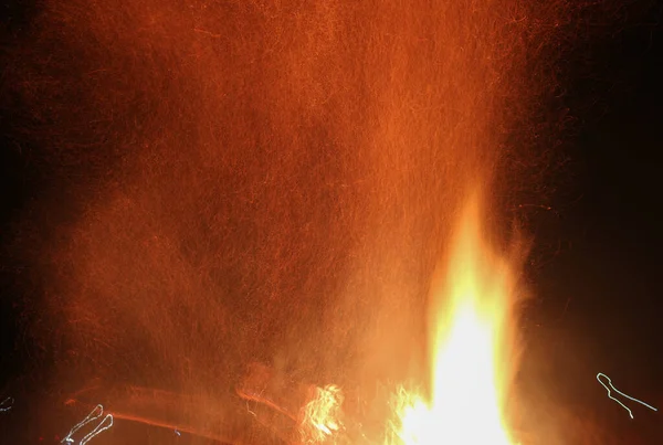 Ein Großes Lagerfeuer Zur Sommersonnenwende Den Karpaten — Stockfoto