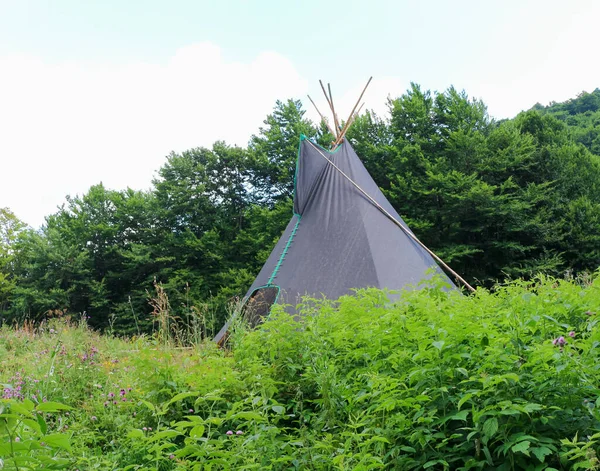 Yazın Karpatlar 'da siyah Hint çadırları