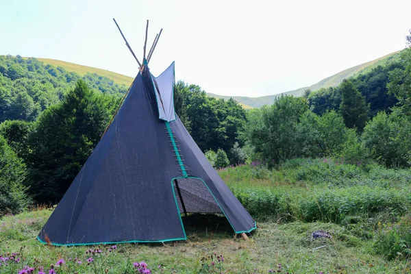 Yazın Karpatlar 'da siyah Hint çadırları