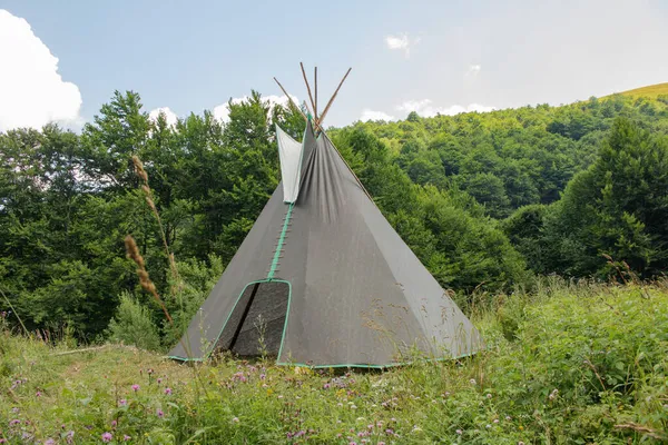 Yazın Karpatlar 'da siyah Hint çadırları