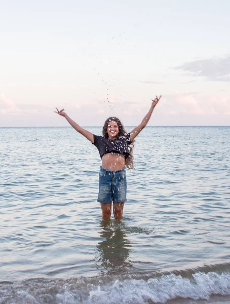 Mädchen Spritzt Meerwasser Auf Den Beac — Stockfoto