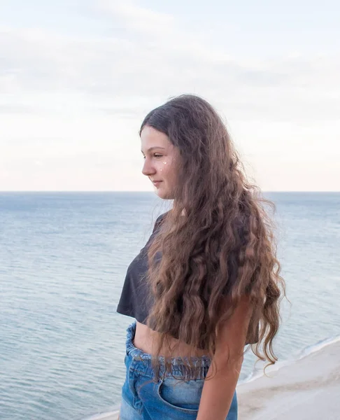 Yazın sahilde duran kız, portre.