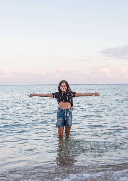 Mädchen Spritzt Meerwasser Auf Den Beac — Stockfoto