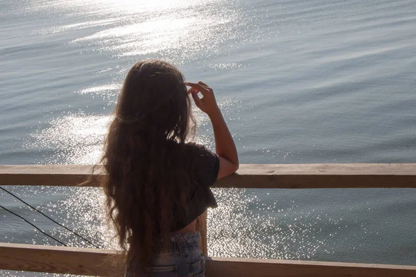 Κορίτσι Στο Ανάχωμα Της Θάλασσας Μια Ηλιόλουστη — Φωτογραφία Αρχείου